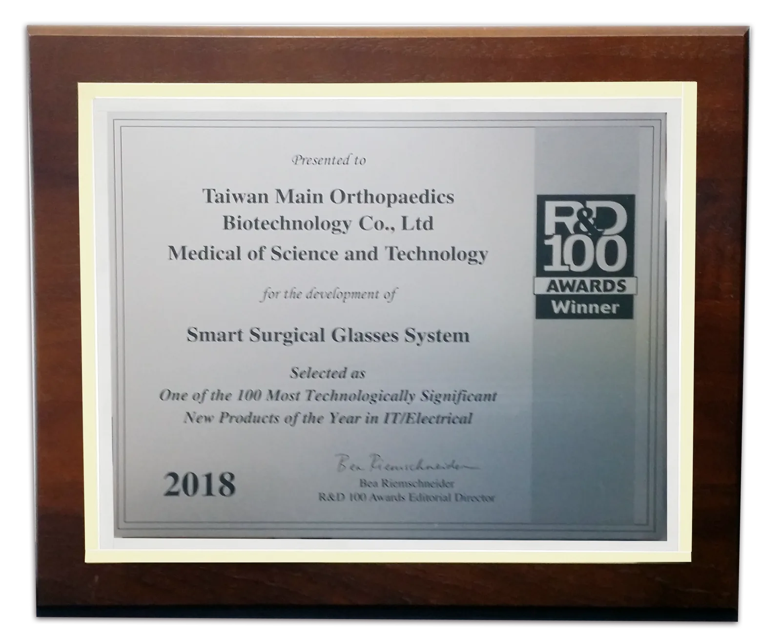 A framed R&D 100 Awards certificate from 2018 for the Smart Surgical
                    Glasses System, with the R&D 100 Winner badge.